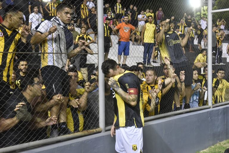 Fernando Fernández fue a conversar con los hinchas y fue abucheado entre escupitajos.