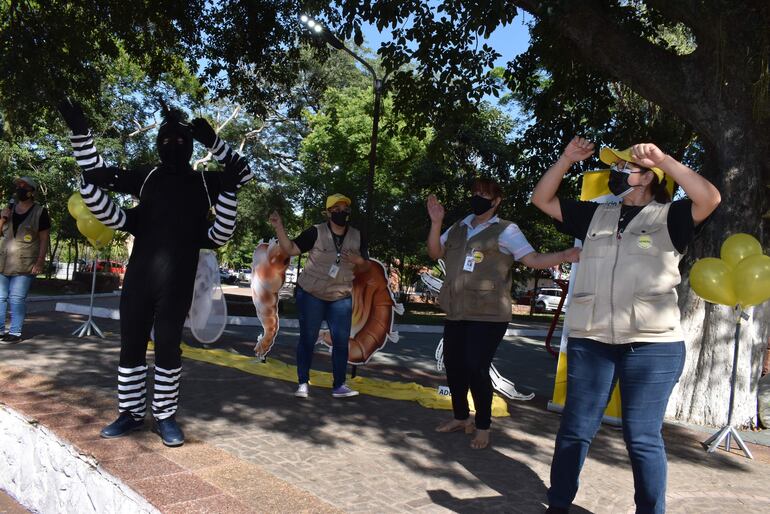 Con música y baile buscan concienciar sobre la necesidad de mantener la ciudad libre de criaderos del mosquito transmisor del dengue, zika y chikungunya.