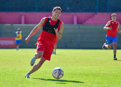 Mathías Martínez, autor de gol de la victoria ante Luqueño, controla el balón en velocidad durante la práctica de fútbol.