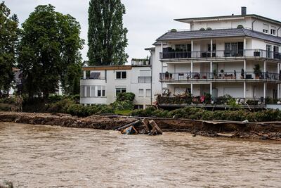 Una excavadora es arrastrada por el agua de la inundación en Bad Neuenahr, Alemania, el 16 de julio de 2021.