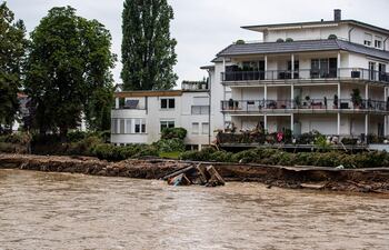 Una excavadora es arrastrada por el agua de la inundación en Bad Neuenahr, Alemania, el 16 de julio de 2021.