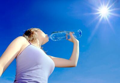 Los electrolitos son sustancias importantes para que la circulación de la sangre y el corazón funcionen de manera adecuada. Por lo tanto, es obligatorio consumir agua, frutas y verduras.