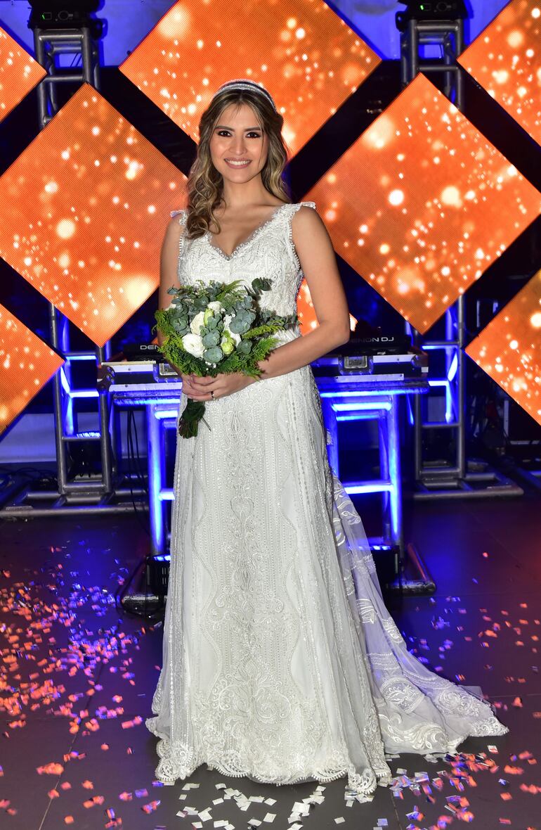 Ana Cecilia lució hermosa con un elegante vestido de líneas románticas y bordados que fue diseñado y confeccionado por Beverly Kuhl. Armando Teme se encargó del tocado y ramo.