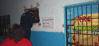 El delincuente habría ingresado por este orificio.