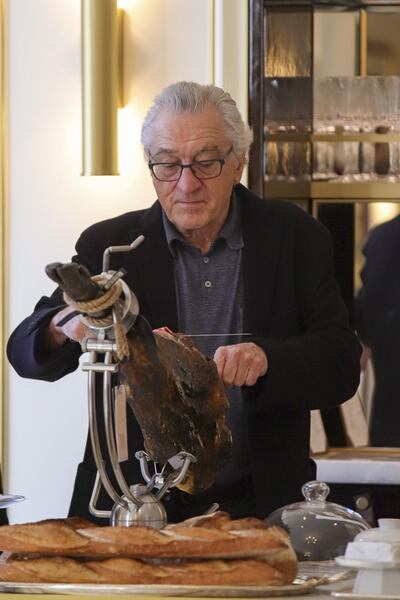 El actor estadounidense Robert De Niro en el hotel Mandarín Oriental Ritz de Madrid. El actor Robert De Niro y su pareja disfrutaron en Madrid de un especial menú diseñado por Mauro Colagreco, Joan Roca, Quique Dacosta, José Andrés y Martín Berasategui, en pago por aceptar apadrinar el congreso gastronómico Madrid Fusión de 2021.