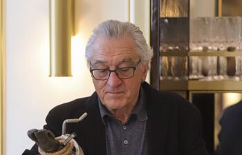 El actor estadounidense Robert De Niro en el hotel Mandarín Oriental Ritz de Madrid. El actor Robert De Niro y su pareja disfrutaron en Madrid de un especial menú diseñado por Mauro Colagreco, Joan Roca, Quique Dacosta, José Andrés y Martín Berasategui, en pago por aceptar apadrinar el congreso gastronómico Madrid Fusión de 2021.