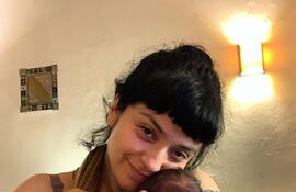 Mamá feliz. Mon Laferte con Joel en brazos.