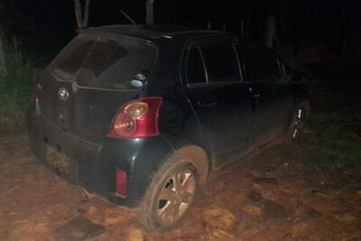 El automóvil fue encontrado abandonado en un camino que conduce a Saltos del Monday.