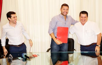 El expresidente Horacio Cartes (d) asistió nuevamente ayer al Partido Colorado para promocionar las iniciativas de su movimiento. En la foto con el titular de la ANR, Pedro Alliana, y Martín Admen.