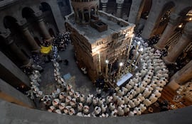 Desde el atrio del Santo Sepulcro, iglesia considerada el lugar más sagrado del cristianismo, se alza el eco de las oraciones de una multitud como no ha habido en meses.