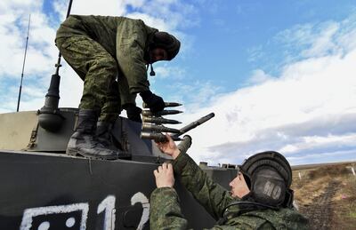 Soldados conscritos rusos entrenan en el sur de Rusia.