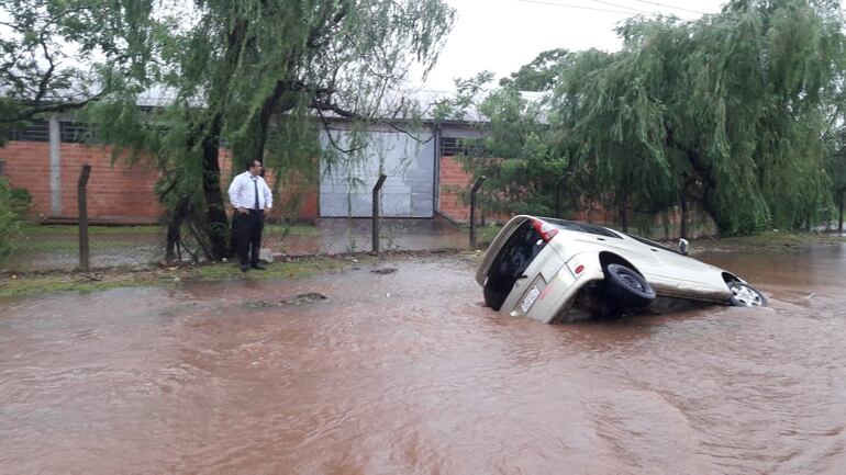 Auto volcado en Gral Aquino, Luque