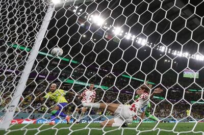 Neymar de Brasil patea para anotar un gol, en un partido de los cuartos de final del Mundial de Fútbol Qatar 2022 en el estadio Ciudad de la Educación en Rayán (Catar). EFE/Juanjo Martin