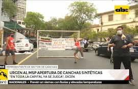 Con un par de arcos, los manifestantes improvisaron una cancha este viernes frente al Ministerio de Salud.