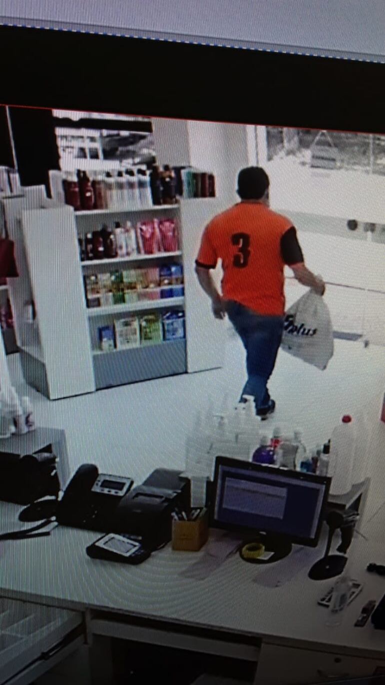 El delincuente se llevó dinero en efectivo y costosos perfumes.