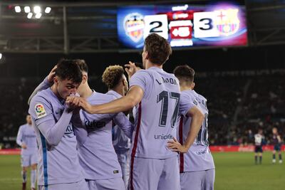 El delantero del FC Barcelona Luuk de Jong (2-d) celebra con sus compañeros tras marcar el tercer gol ante el Levante, durante el partido de Liga en Primera División disputado este domingo en el estadio Ciutat de Valencia.