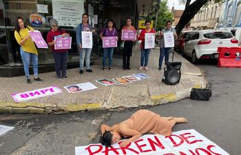 Integrantes de la Articulación Feminista realizaron hoy un acto frente al Ministerio del Trabajo para convocar a la marcha del 8M, el miércoles 8 de Marzo, desde la Plaza Uruguaya desde las 17 horas.