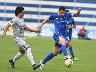 Rodrigo Rojas se lleva el balón ante la marca de Aldo Vera