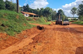 Reparación de un camino vecinal en el distrito de Acahay donde un sector de la ciudadanía cuestiona que la administración comunal haya contratado a una empresa, cuya representante está siendo investigada por presunta lesión de confianza y producción de documentos de contenido no auténtico.