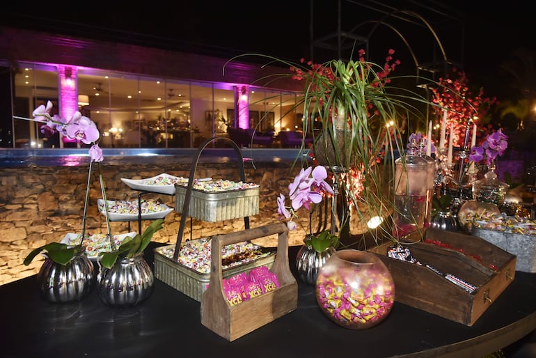 Se preparó una mesa de dulces, golosinas y chocolates.