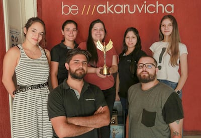La publicitaria be///akaruvicha, con 20 años de experiencia en el mercado, afianza su equipo y servicios, además, destaca su continuo crecimiento en la industria creativa.ar
