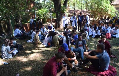 Los estudiantes del último curso del colegio podrían volver a clases presenciales para socializar como a principios de año, pero ya utilizando tapabocas y adoptando otras medidas sanitarias.