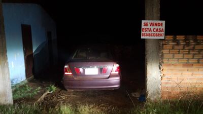 El vehículo fue hallado en el patio de una vivienda deshabitada en inmediaciones del lugar del asalto.