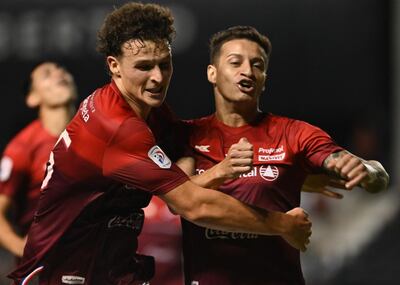 Danilo Santacruz (d) festeja con Facundo Bruera después de convertir el gol de la victoria para la academia