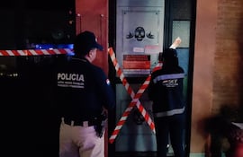 Tributaciones y la Policía Nacional cumpliendo la medida judicial de cierre por 3 días de locales que no expedían facturas.