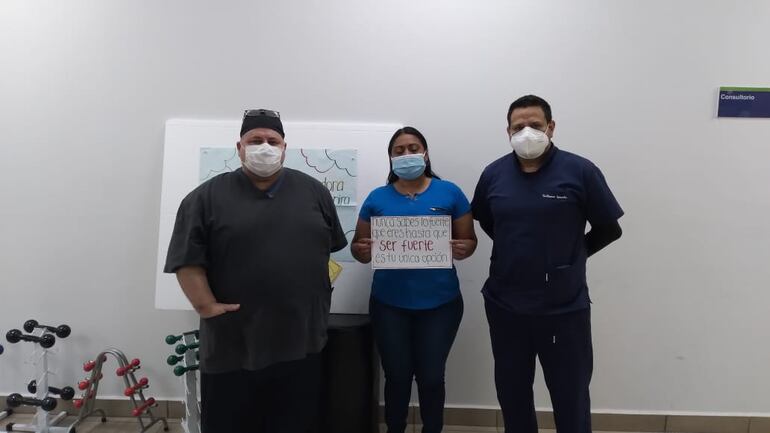 En Ingavi existe el servicio de fisioterapia poscovid en la que trabajan profesionales como Óscar de Brix y Guillermo Garcete, quienes acompañan a una paciente.