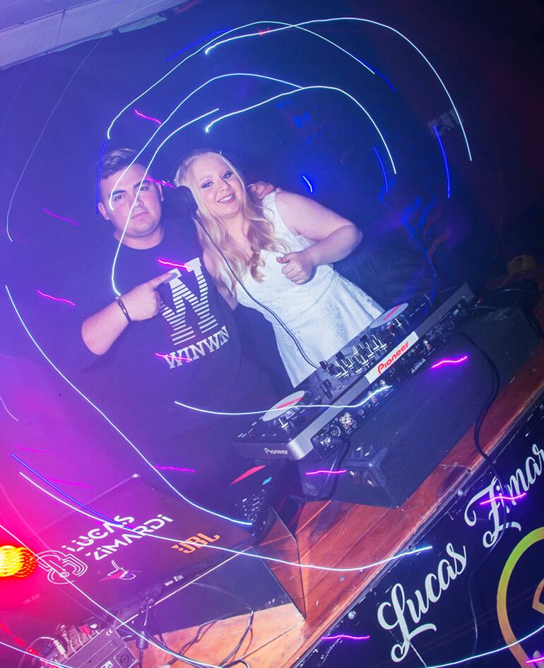 Los temas musicales que pusieron ritmo a la velada fueron seleccionados por el DJ Lucas Zimardi.