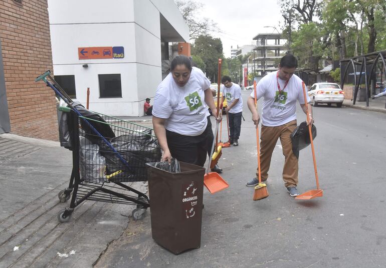 Un gran número de personas participaron de la primera jornada de minga ambiental organizado por el "Barrio Mariscal". 