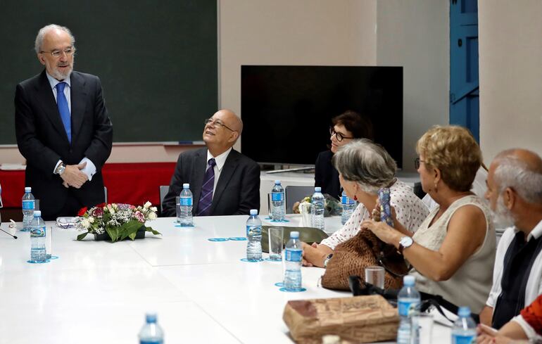 El director de la Real Academia Española (RAE) y presidente de la Asociación de Academias de la Lengua Española (Asale), Santiago Muñoz Machado (i), se reúne este sábado con los miembros de la Academia Cubana de la Lengua, en La Habana (Cuba). Muñoz Machado comenzó este sábado una gira por Centroamérica y el Caribe que tuvo su primera parada en Cuba, donde fue nombrado miembro correspondiente de la Academia de la Lengua de la isla. "Esta Academia, afortunadamente para Cuba, es una de las más admirables y activas que hay en el contexto del cuidado de la lengua en el mundo", afirmó a los periodistas.