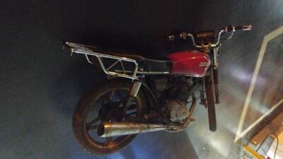 La motocicleta abandonada luego del asalto en la estación de servicio de Santa Rita deberá ser peritada para conocer su origen.