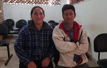 Los padres de la niña que lucha por su vida mientras espera una cama en terapia neonatal.