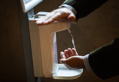 Un hombre se desinfecta las manos en el ingreso a una oficina pública en Alemania. El mayor uso de de desinfectantes desde el inicio de la pandemia no representa riesgos para la saludo, según el director de higiene del hospital universitario de Hamburgo.