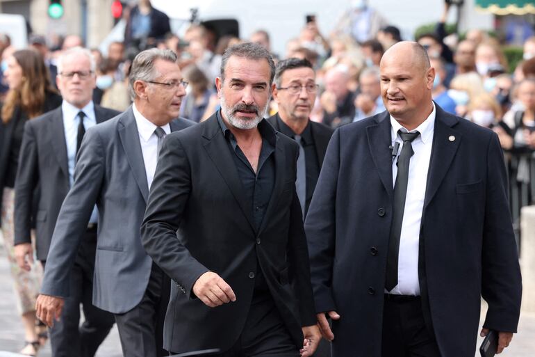 El actor francés Jean Dujardin es uno de los que asistió al funeral de Jean-Paul Belmondo en París. Cientos de personas asistieron al acto celebrado ayer.