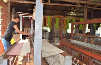 Artesanos de Carapeguá piden garantizar materia prima para seguir produciendo los diferentes artículos.