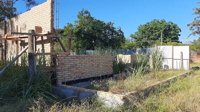 En el colegio Nacional General Marcial Samaniego de Puerto Antequera la obra está abandonada en medio de yuyales