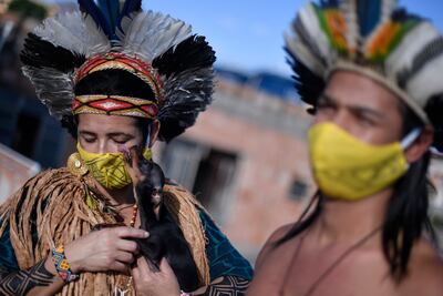 Indígenas de la etnia Pataxo Hahahae con mascarillas, en Belo Horizonte, Brasil.