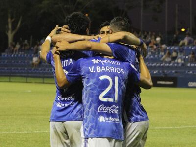 Los jugadores de Sol de América festejan un tanto en el Luis Alfonso Giagni.