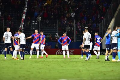 Los jugadores de Cerro Porteño y Bolívar después del pitazo final en el estadio La Nueva Olla por la tercera fecha de la fase de grupos de la Copa Libertadores.