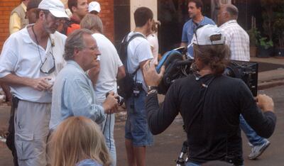 El cineasta Michael Mann (de camisa celeste) durante uno de los momentos del rodaje, realizado en el este del país.