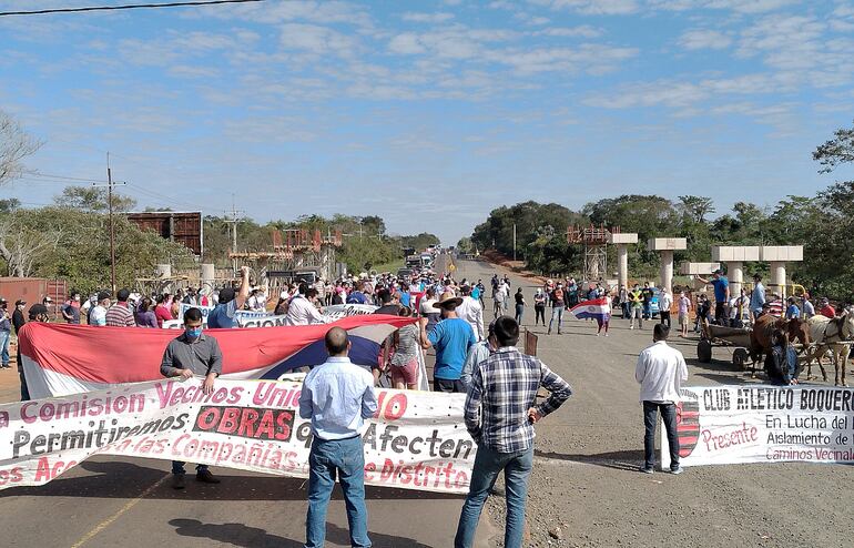 Ayer, más de 100 lugareños salieron nuevamente a protestar y cerrar de forma intermitente en un tramo de la ruta PY02, desde el Km. 121 hasta el Km. 119.
