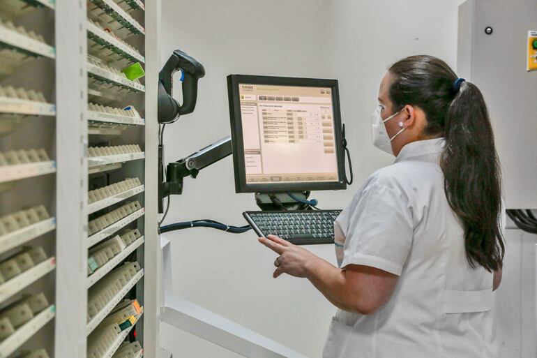 En dos sucursales de Punto Farma, ya se utilizan robots despachadores de pedidos de mostrador.