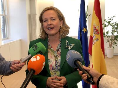 La vicepresidenta del Gobierno de España para Asuntos Económicos, Nadia Calviño, habla hoy con periodistas en Nueva York (EE.UU). Calviño minimizó este martes las diferencias entre las previsiones de crecimiento del Gobierno y las del Banco de España o del Fondo Monetario Internacional, y dijo que "el mensaje importante es que la economía española seguirá creciendo en 2023 (...) muy por encima de los países del entorno".