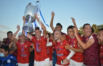 El capitán Arnaldo Vera exhibe el trofeo de campeón logrado este domingo en Concepción.
