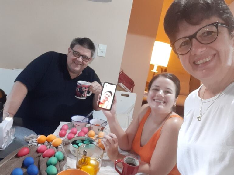 La familia de Heinz Fast pinta huevos en su casa en Asunción. El hijo también sigue la tradición por vía telemática desde el exterior.