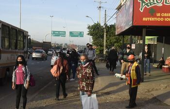 Numerosos ciudadanos siguen sufriendo las reguladas del transporte público, por lo que se ven obligados a madrugar mucho más de lo habitual, llegando tarde a sus trabajos y exponiéndose al virus al aglomerarse dentro de los buses.