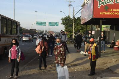 Numerosos ciudadanos siguen sufriendo las reguladas del transporte público, por lo que se ven obligados a madrugar mucho más de lo habitual, llegando tarde a sus trabajos y exponiéndose al virus al aglomerarse dentro de los buses.
